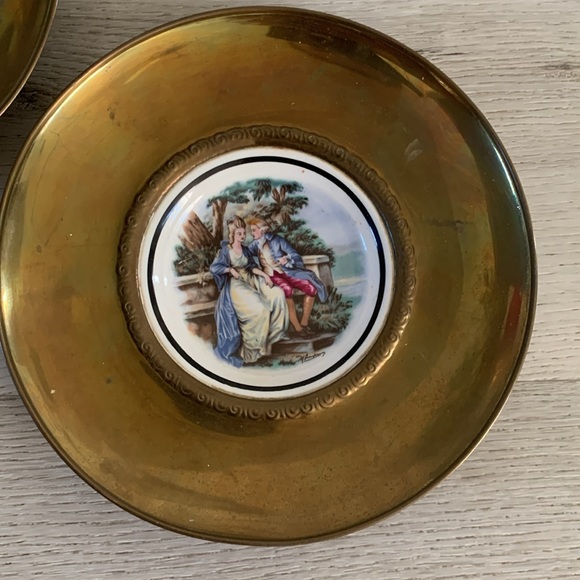 Set 2 Regency Bone China Brass and Ceramic Victorian Courting Scence‎ wall plate - Picture 3 of 11